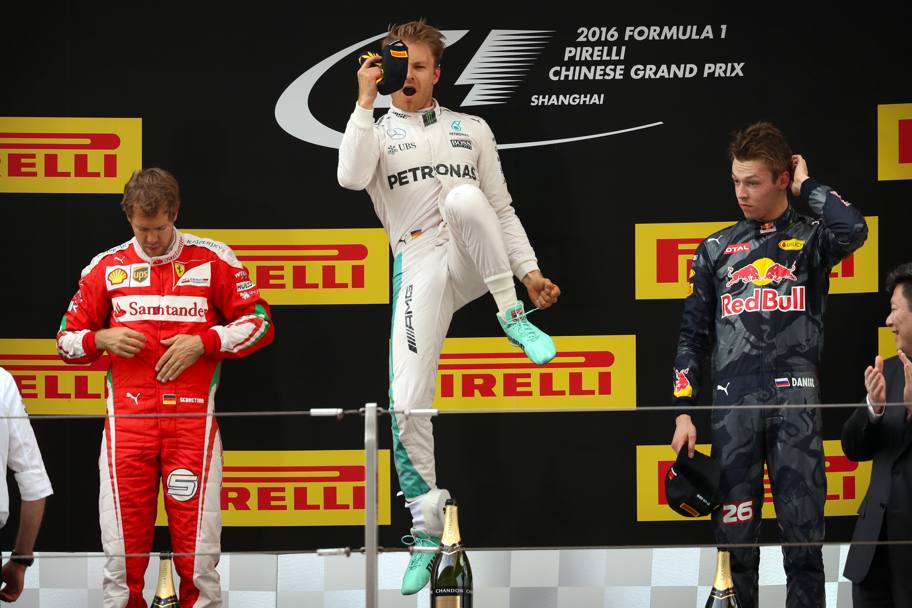 Il podio: Rosberg vince per la terza volta di fila. Vettel  secondo. E Kvyat su Red Bull  terzo. 